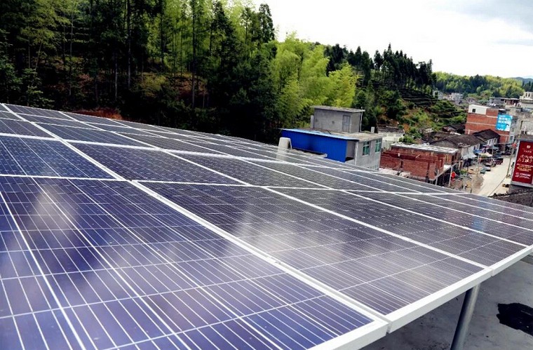 應該至少使用4平方毫米的接地線,通過組件上預留的接地孔,讓組件與組件之間,組件與支架之間,實現(xiàn)有效可靠的接地,并且特別注意,在連接前需要完全去掉,鋁合金邊框的塑料膜。 而支架間需要采用,直徑不小于8毫米的圓鋼,或厚度不小于4毫米的扁鋼進行連接,并選取多個節(jié)點,使用大于4毫米的扁鋼,就近與原有防雷 接地 系統(tǒng)的 接閃帶 連接。 光伏車棚需辦審批流程 1、先去當?shù)毓╇娋痔顚懝夥l(fā)電的報裝材料(會填寫裝機容量等信息); 2、供電局會組織人員現(xiàn)場踏勘了解情況; 3、供電局根據(jù)現(xiàn)場情況提供并網(wǎng)方案; 4、按并網(wǎng)方案進行并網(wǎng)施工; 5、施工完成后填寫并網(wǎng)驗收申請表,供電局對原計量電表改為雙向計量電表完成并網(wǎng)驗收。 光伏大棚: 光伏農業(yè)大棚是集太陽能光伏發(fā)電、智能溫控系統(tǒng)、現(xiàn)代高科技種植為一體的溫室大棚,大棚采用鋼制骨架,上覆蓋太陽能光伏組件,同時保證太陽能光伏發(fā)電和整個溫室大棚農作物的采光需求。太陽能光伏所發(fā)電量,可以支持大棚的灌溉系統(tǒng),對植物進行補光、解決溫室大棚冬季供暖需求,提高大棚溫度,促使農作物快速生長。